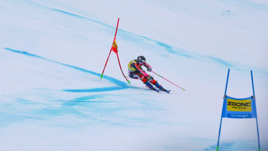 Skieuse canadienne en slalom